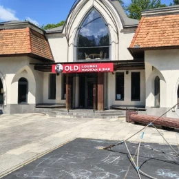 Дитячий майданчик у Каштановому сквері за пів року після скарг не відремонтували