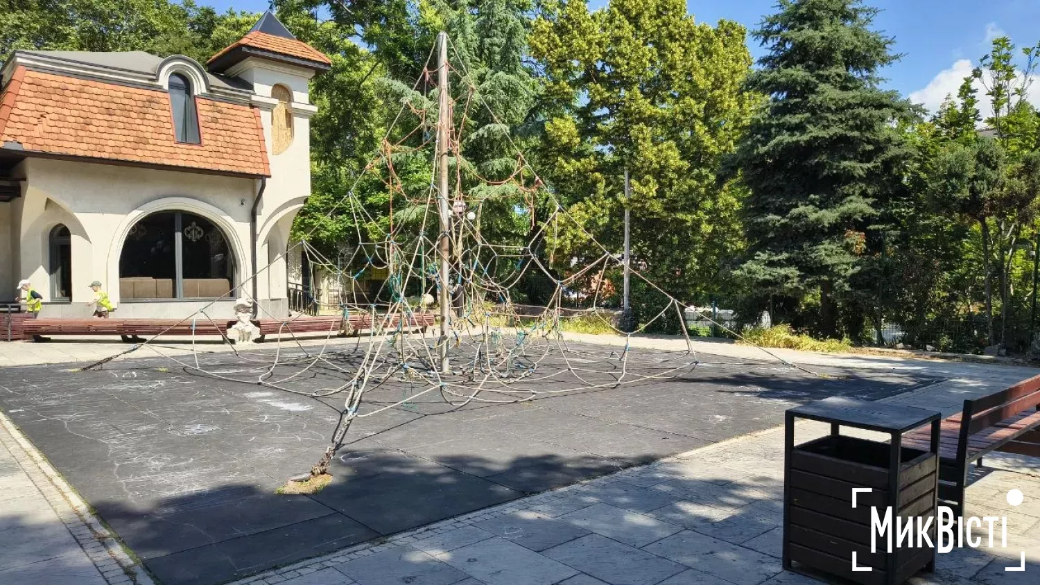 Дитячий майданчик у Каштановому сквері за пів року після скарг не відремонтували. Фото: МикВісті