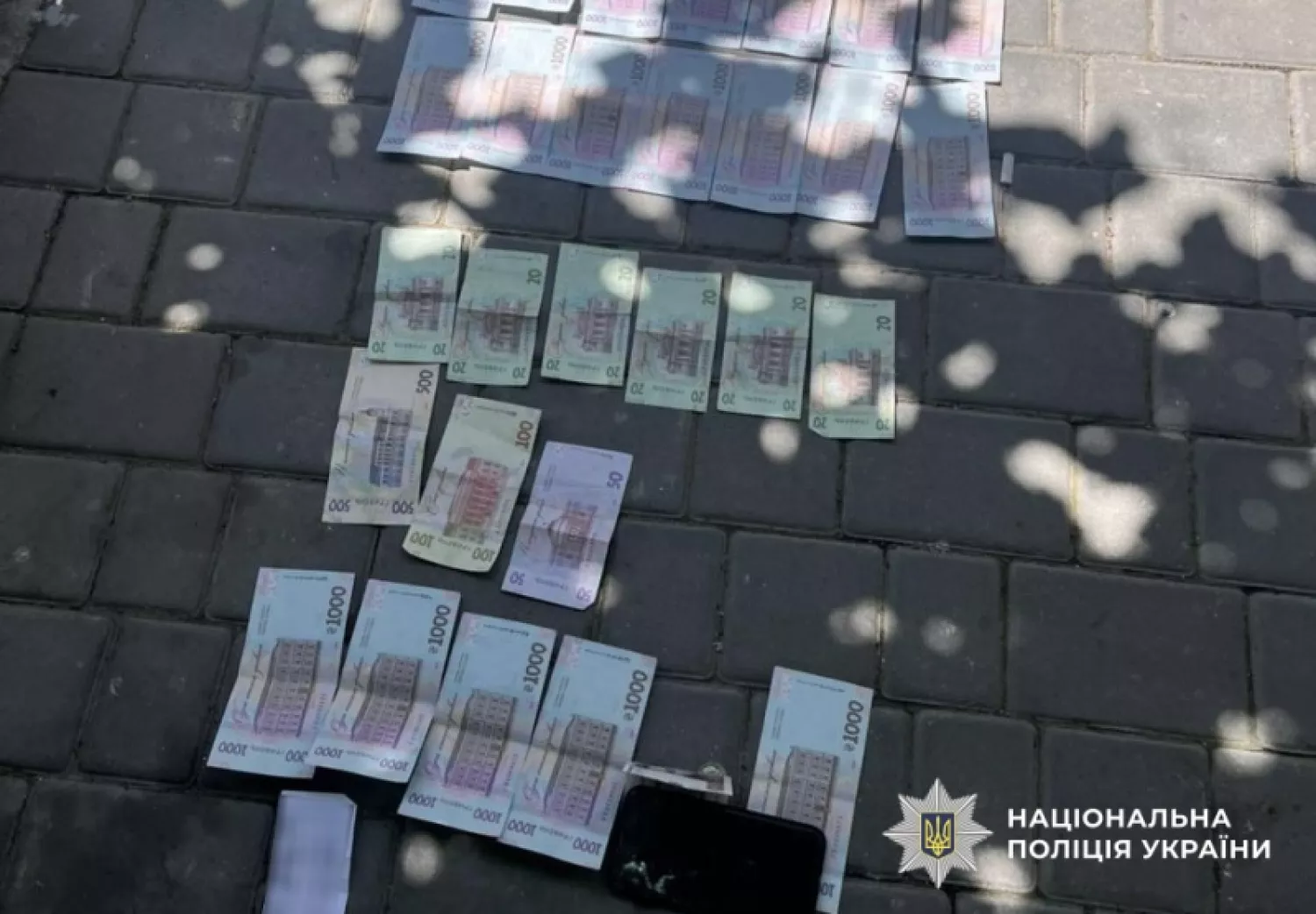 На Миколаївщині затримали двох посадовців з Херсона за підозрою в хабарництві. Фото: Нацполція