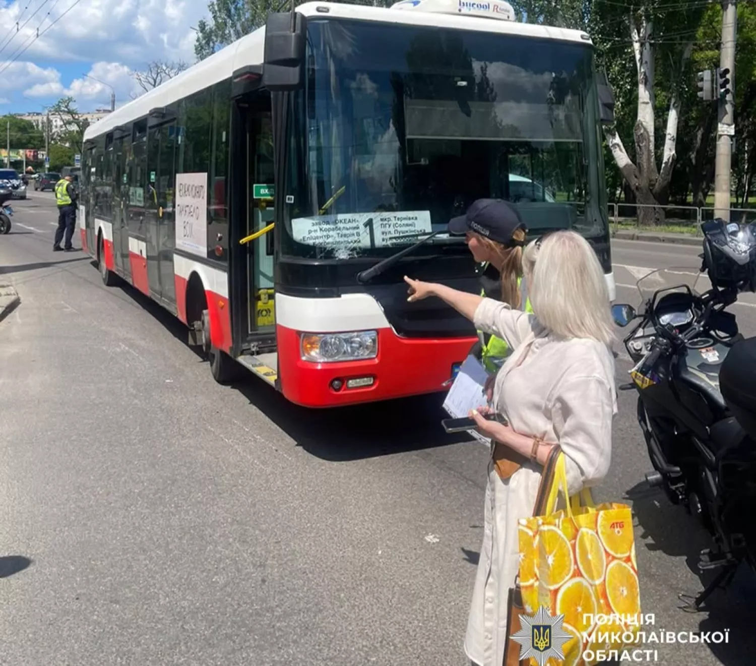 У Соляних водій комунального автобуса збив пішохода. Фото: поліція Миколаївської області