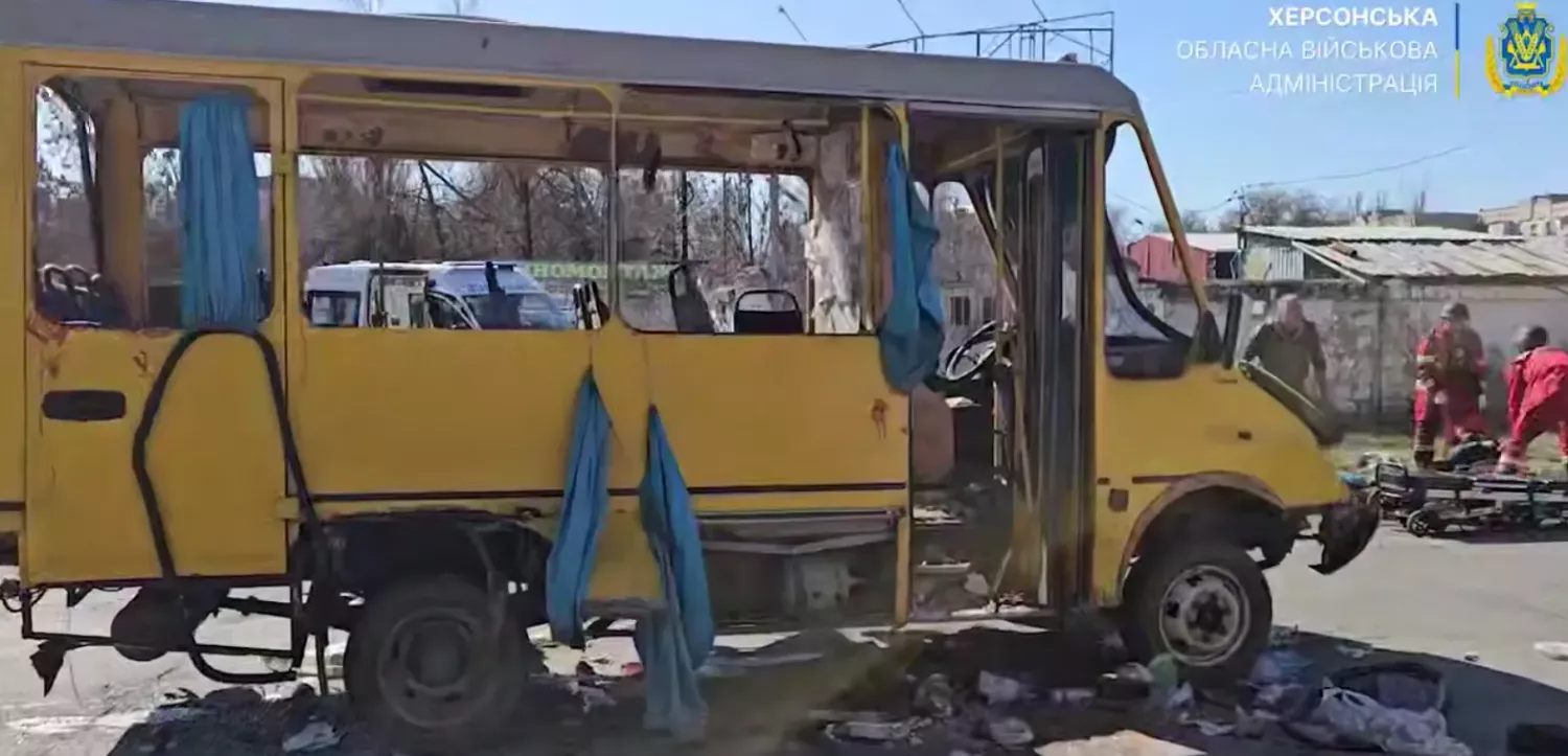 Росіяни дроном атакували маршрутку в Херсоні. Скриншот з відео ОВА
