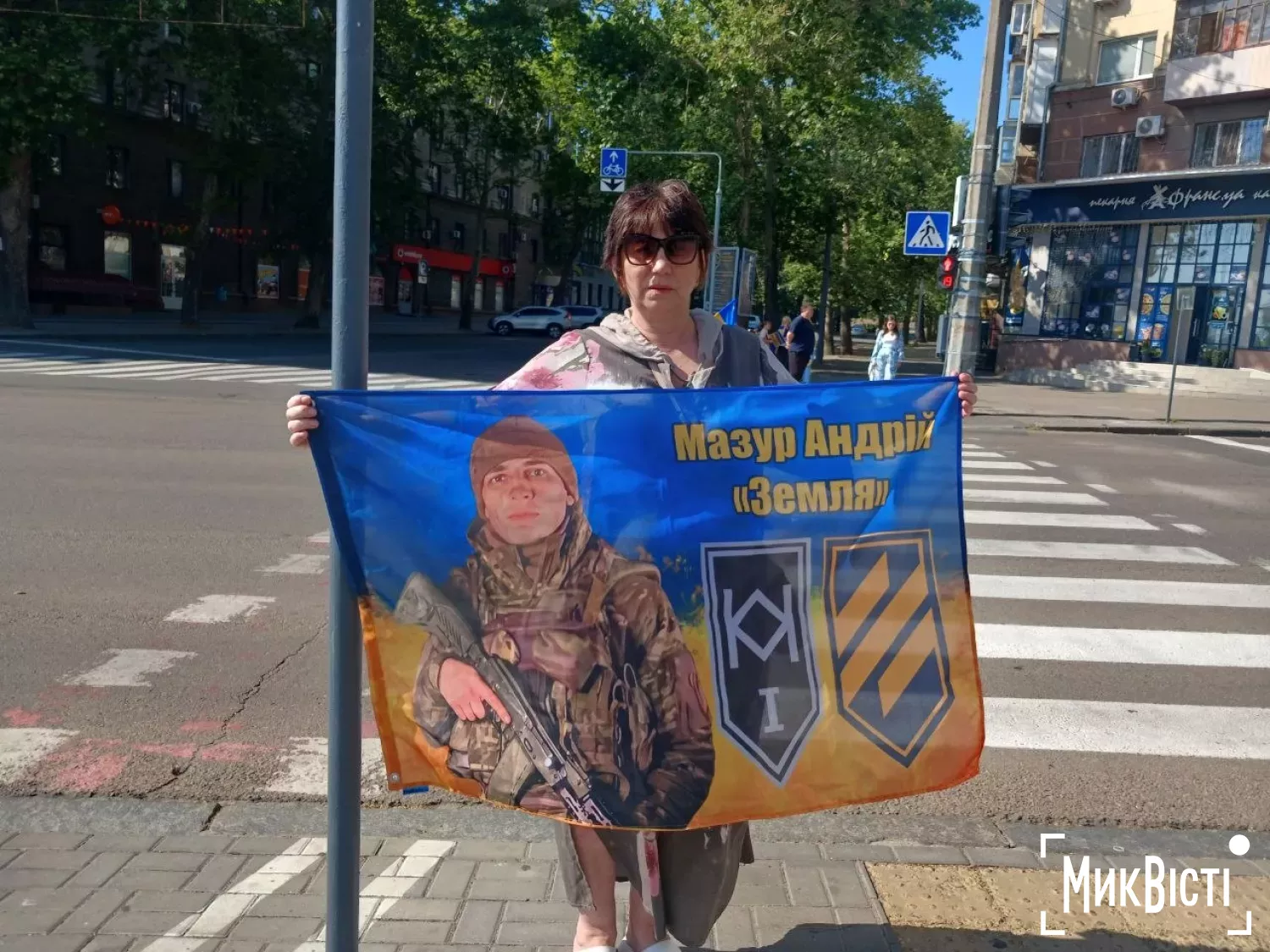 Учасниця заходу “Зупинись.Вшануй.” з прапором. МикВісті/Веселовська Анастасія