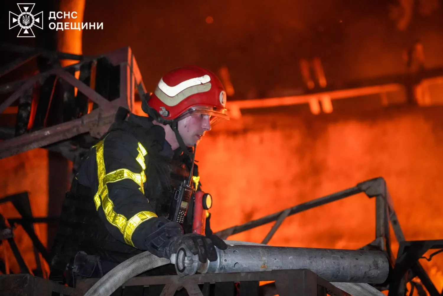 Пожежа через обстріл на території агропідприємства. Фото: ДСНС
