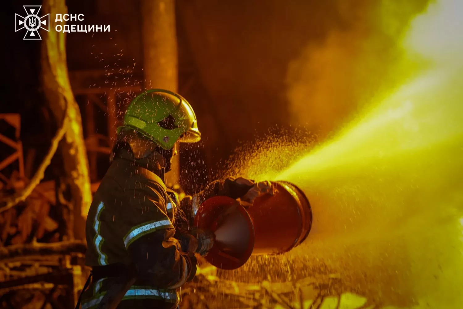 Пожежа через обстріл на території агропідприємства. Фото: ДСНС