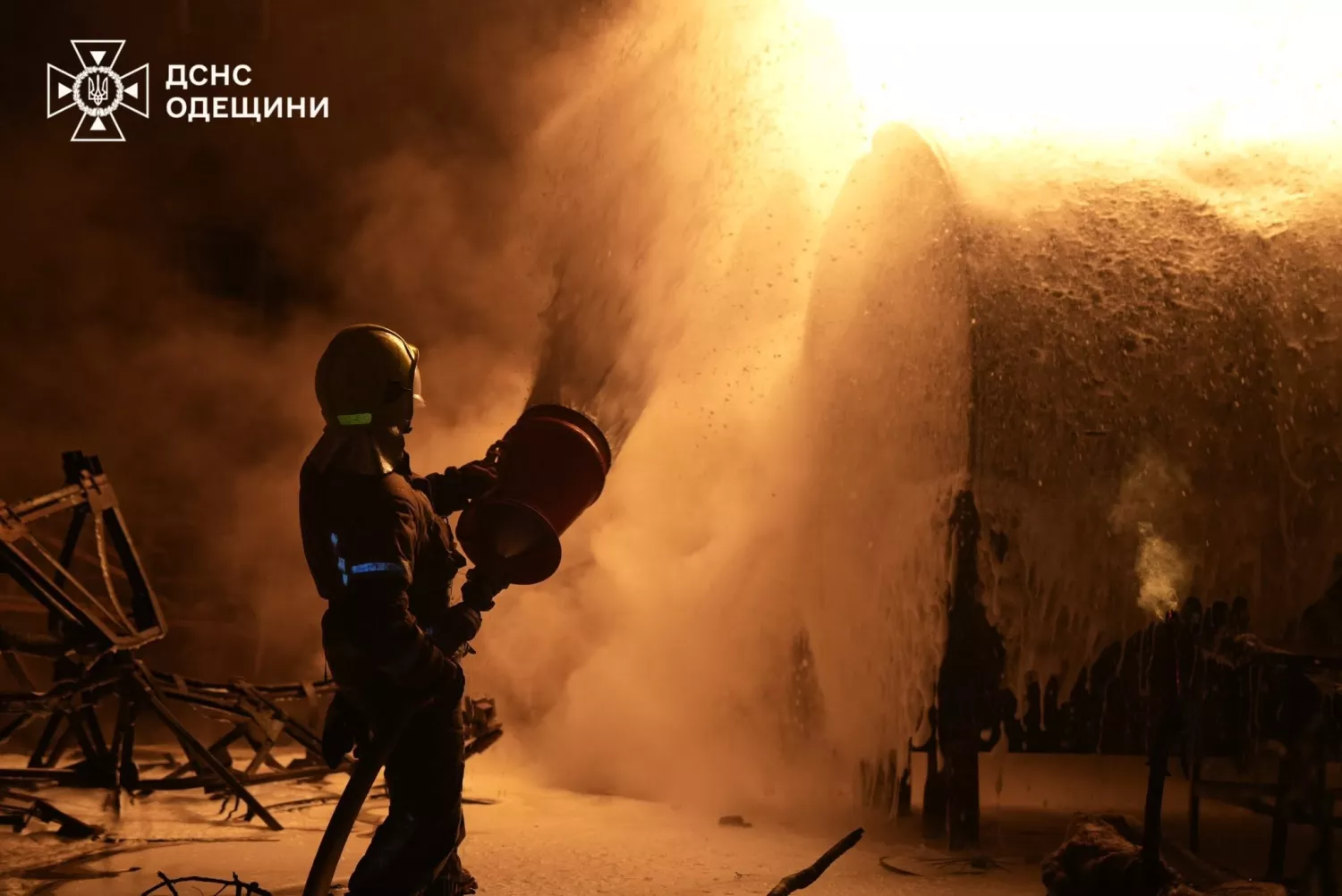 Пожежа через обстріл на території агропідприємства. Фото: ДСНС