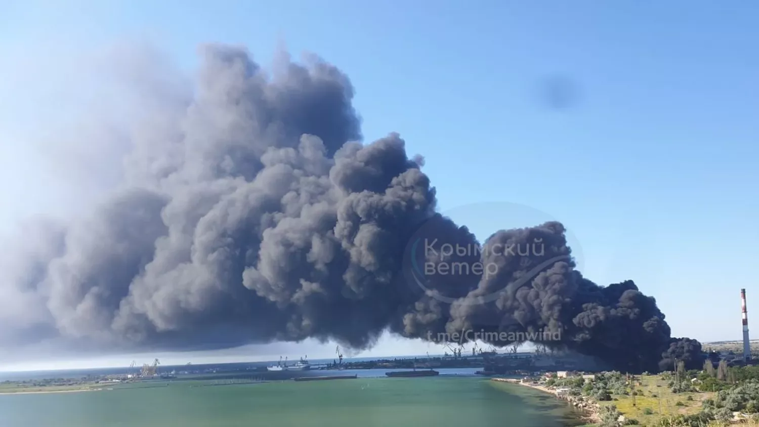 В Керчи загорелась ТЭЦ после ночной атаки дронов. Фото: «Крымский ветер»