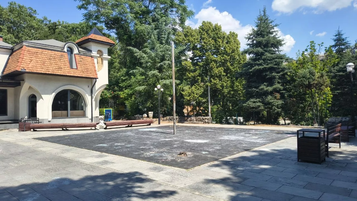 Станом на 24 червня дитячий майданчик &laquo;Піраміда&raquo; демонтували. Фото: НикВести