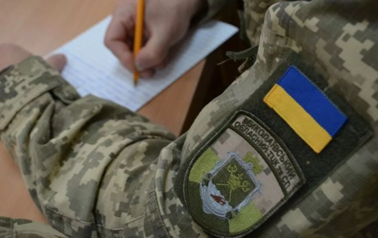 Військовий заповнює документи. Ілюстративне фото: Facebook / Миколаївський обласний ТЦК та СП