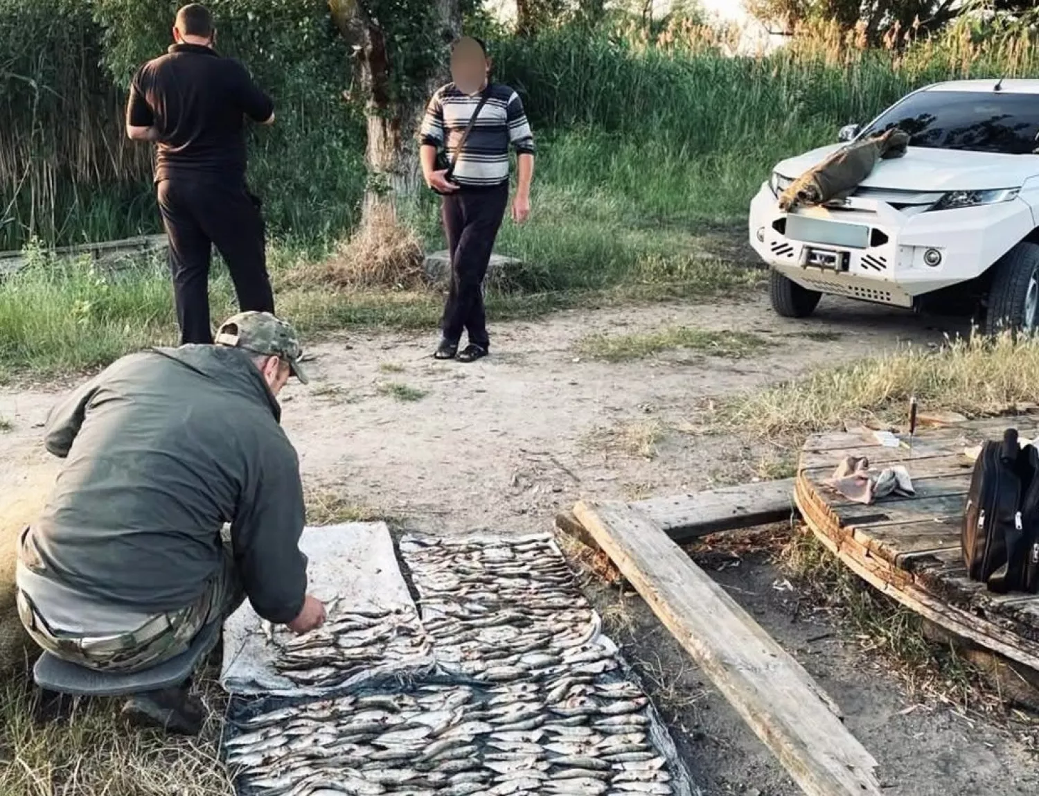 У поліції відзвітували про затримання на Миколаївщині рибалки з 466 пузанками. Фото: Нацполіція