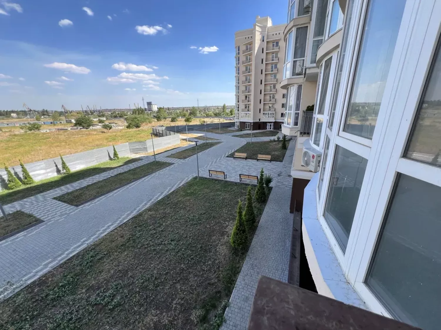 Біля ЖК «Рівʼєра» на Намиві хочуть облаштувати військову капличку. Фото: ЖК «Рівʼєра», ОЛХ
