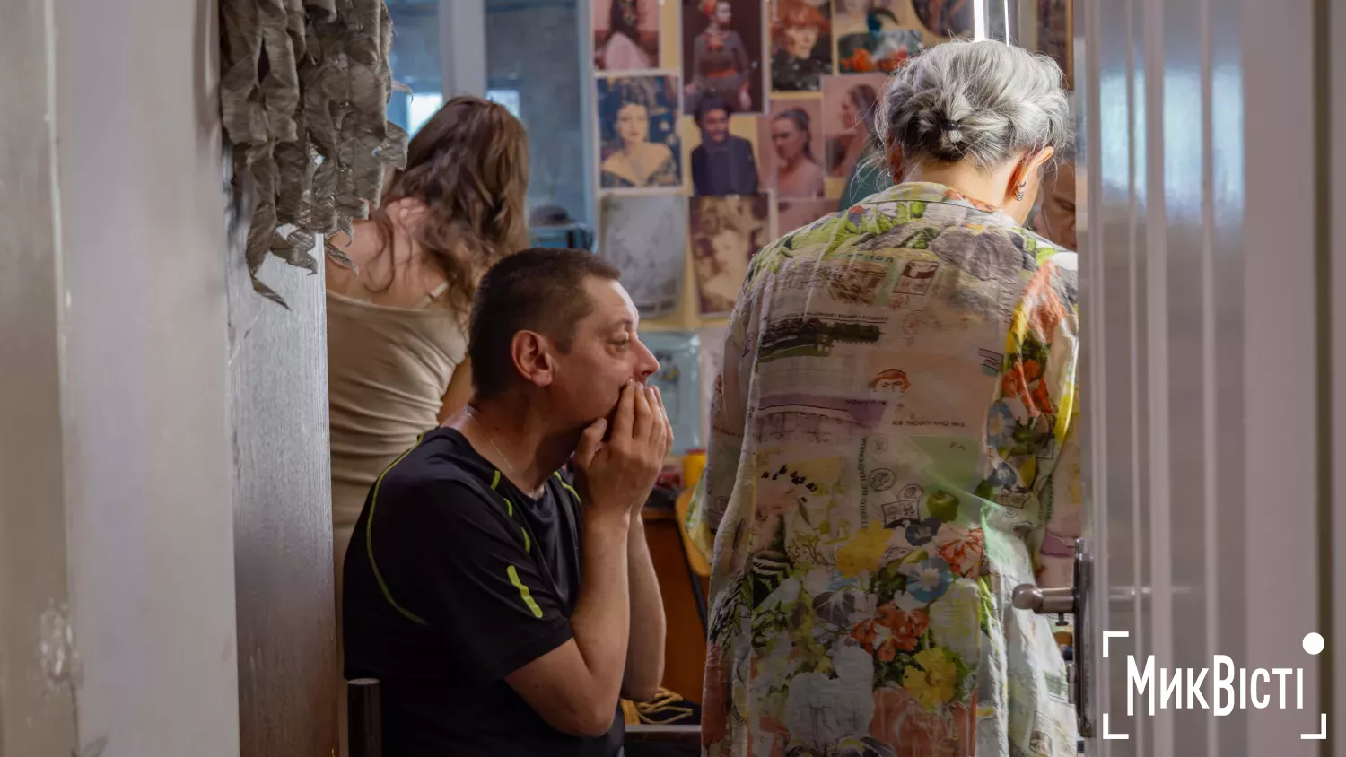 Підготовка акторів у гримерній кімнаті перед початком вистави. Фото НикВести