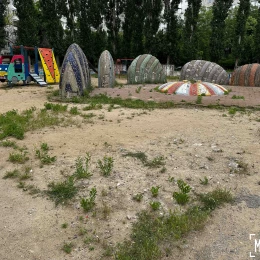 Конструкції з мозаїкою на дитячому майданчику. Фото: МикВісті