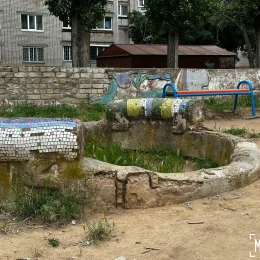Конструкції з мозаїкою на дитячому майданчику. Фото: МикВісті