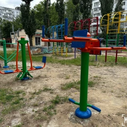 Оновлені конструкції на дитячому майданчику. Фото: МикВісті