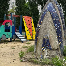 Конструкції з мозаїкою на дитячому майданчику. Фото: МикВісті