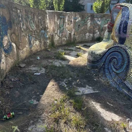Бетонний паркан на майданчику пропонують демонтувати. Фото: МикВісті