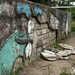 Бетонний паркан на майданчику пропонують демонтувати. Фото: МикВісті