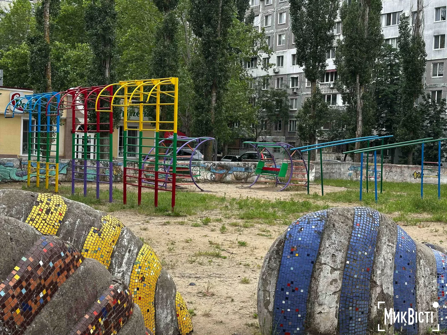 Конструкції з мозаїкою на дитячому майданчику не планують оновлювати. Фото: МикВісті