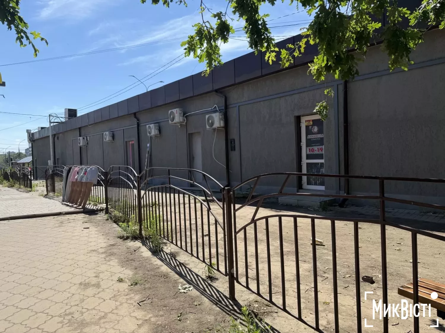 Паркан за зупинковим комплексом на проспекті Центральному. Фото: НикВести