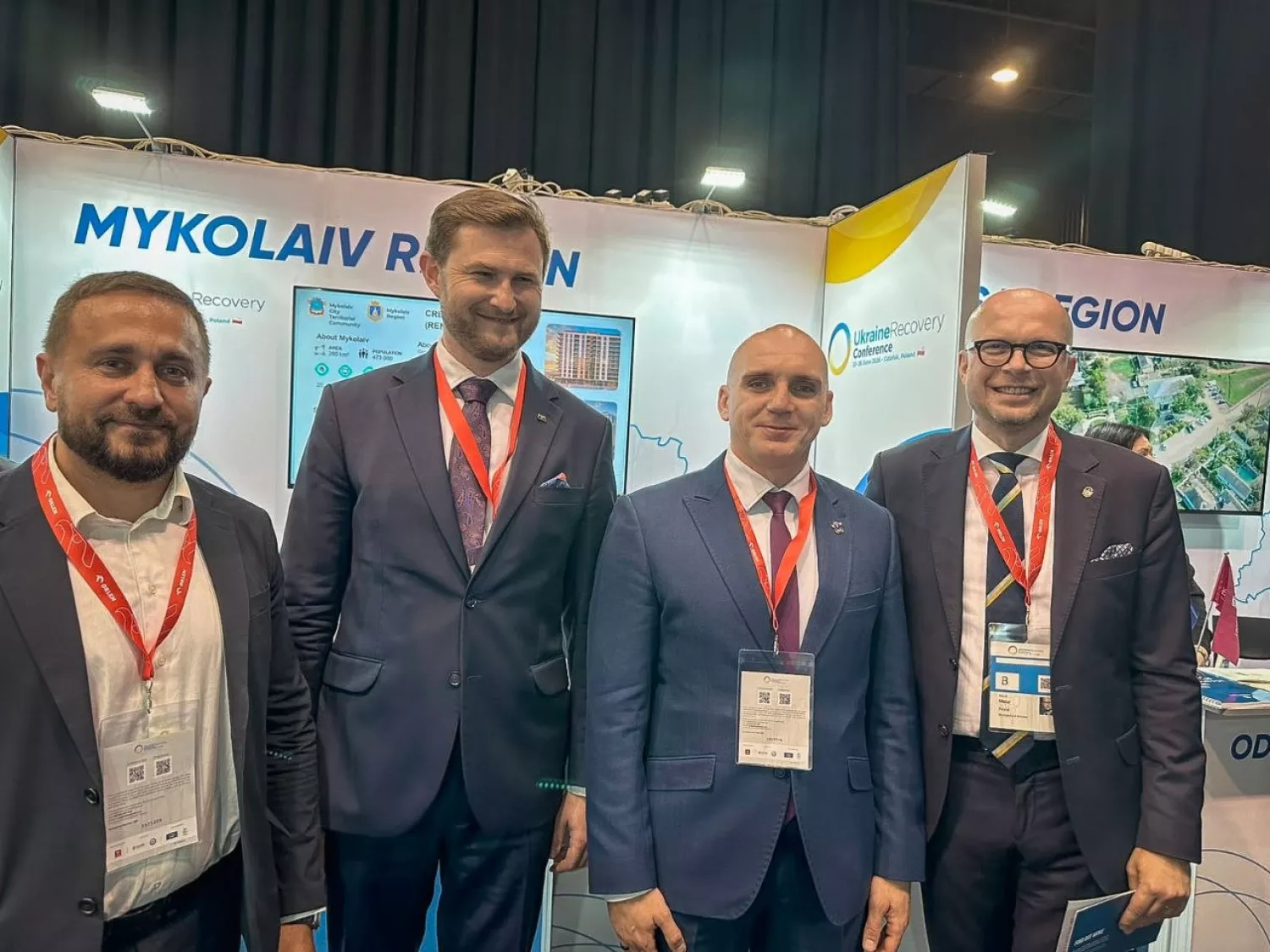 Представники громад Миколаївщини під час міжнародної конференції з відновлення України. Фото: соцмережі політиків у Facebook