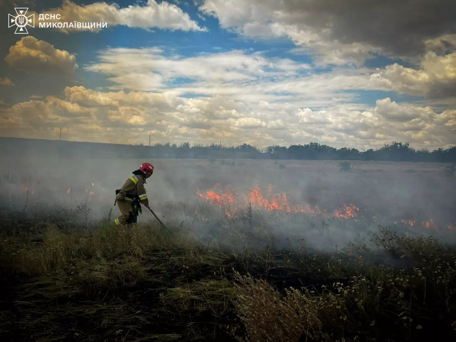 Пожежники ліквідовують вогонь на полі після обстрілу. Фото: ДСНС Миколаївщини