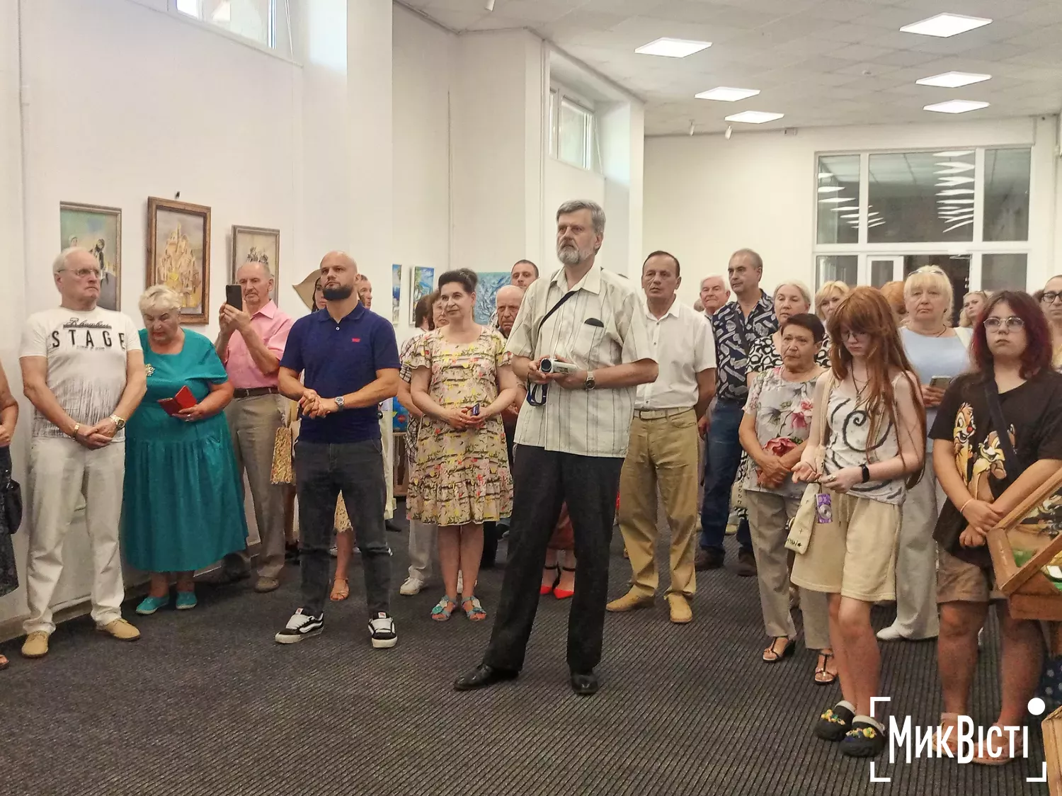 У Миколаєві до Дня Конституції відкрили виставку за участі митців національних спільнот. Фото: НикВести