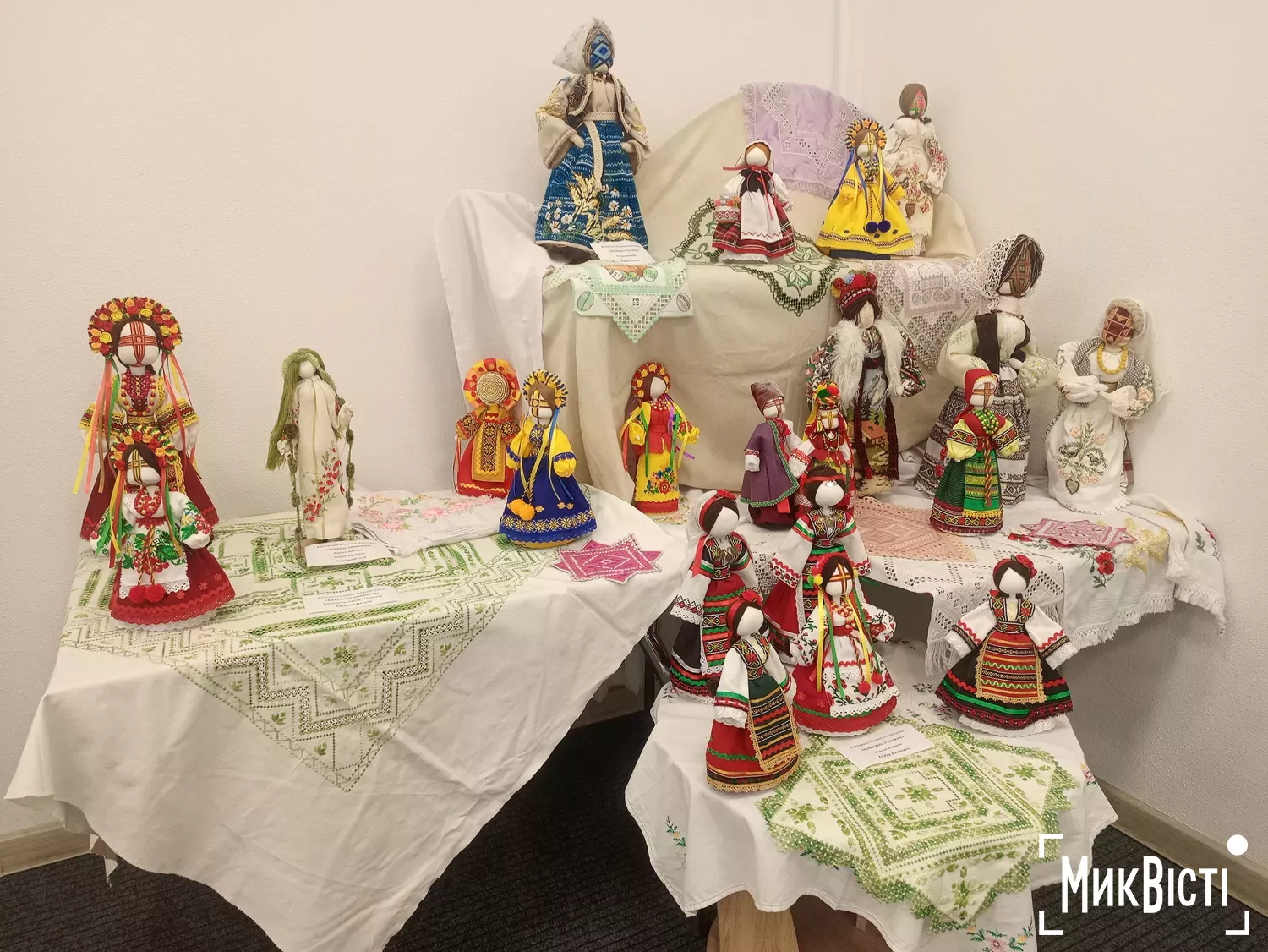 У Миколаєві до Дня Конституції відкрили виставку за участі митців національних спільнот. Фото: НикВести