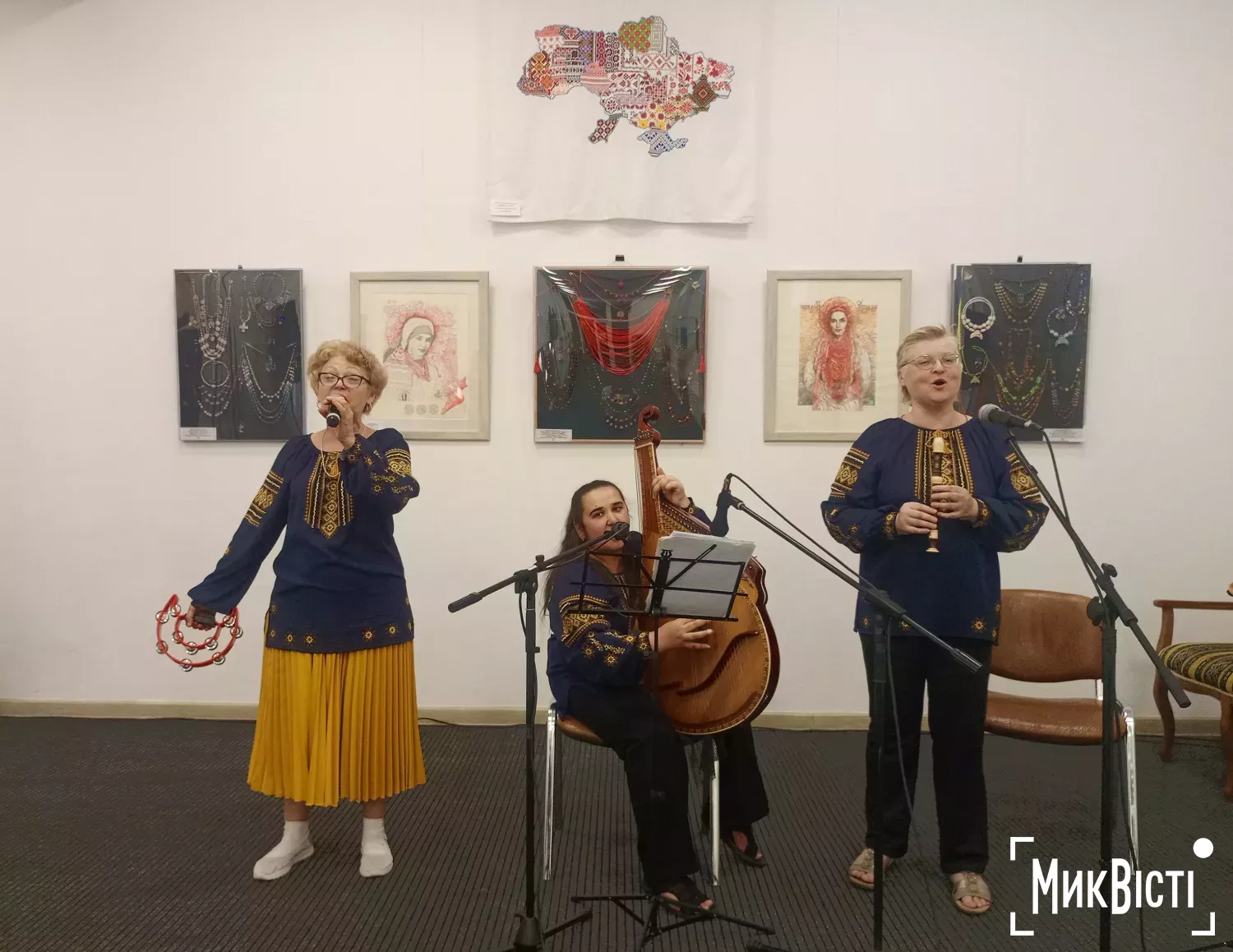 У Миколаєві до Дня Конституції відкрили виставку за участі митців національних спільнот. Фото: НикВести