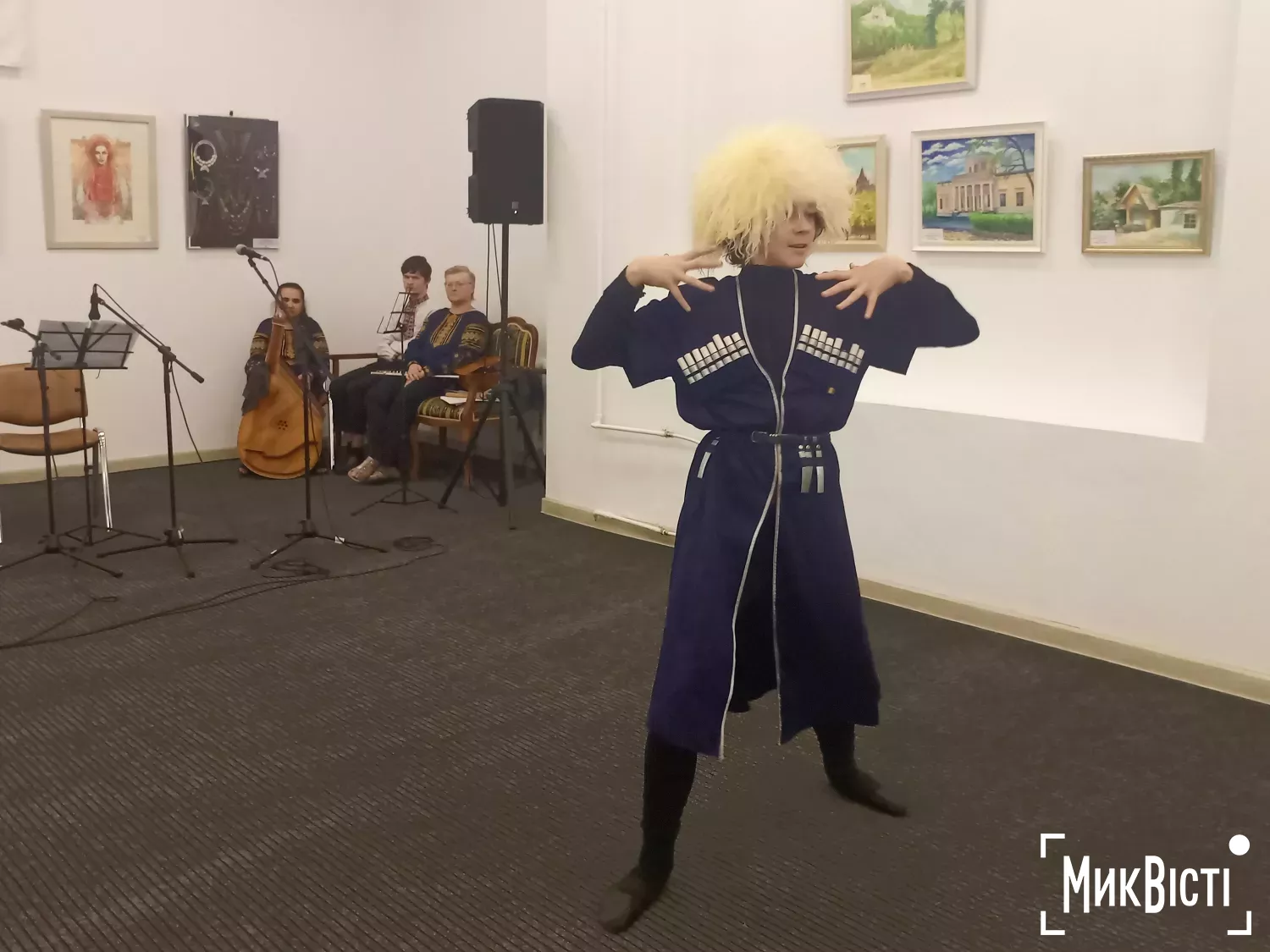 У Миколаєві до Дня Конституції відкрили виставку за участі митців національних спільнот. Фото: НикВести