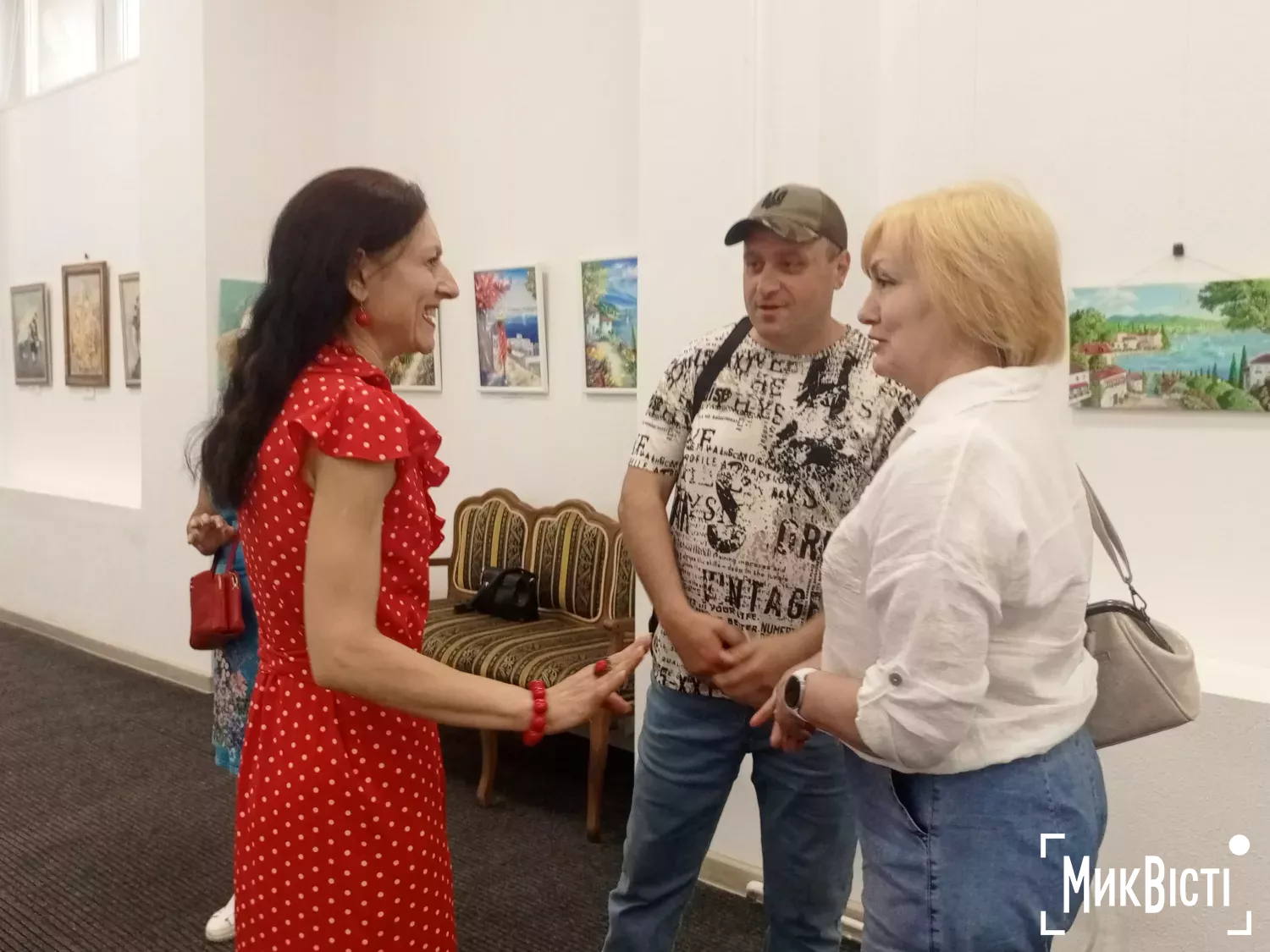 У Миколаєві до Дня Конституції відкрили виставку за участі митців національних спільнот. Фото: НикВести