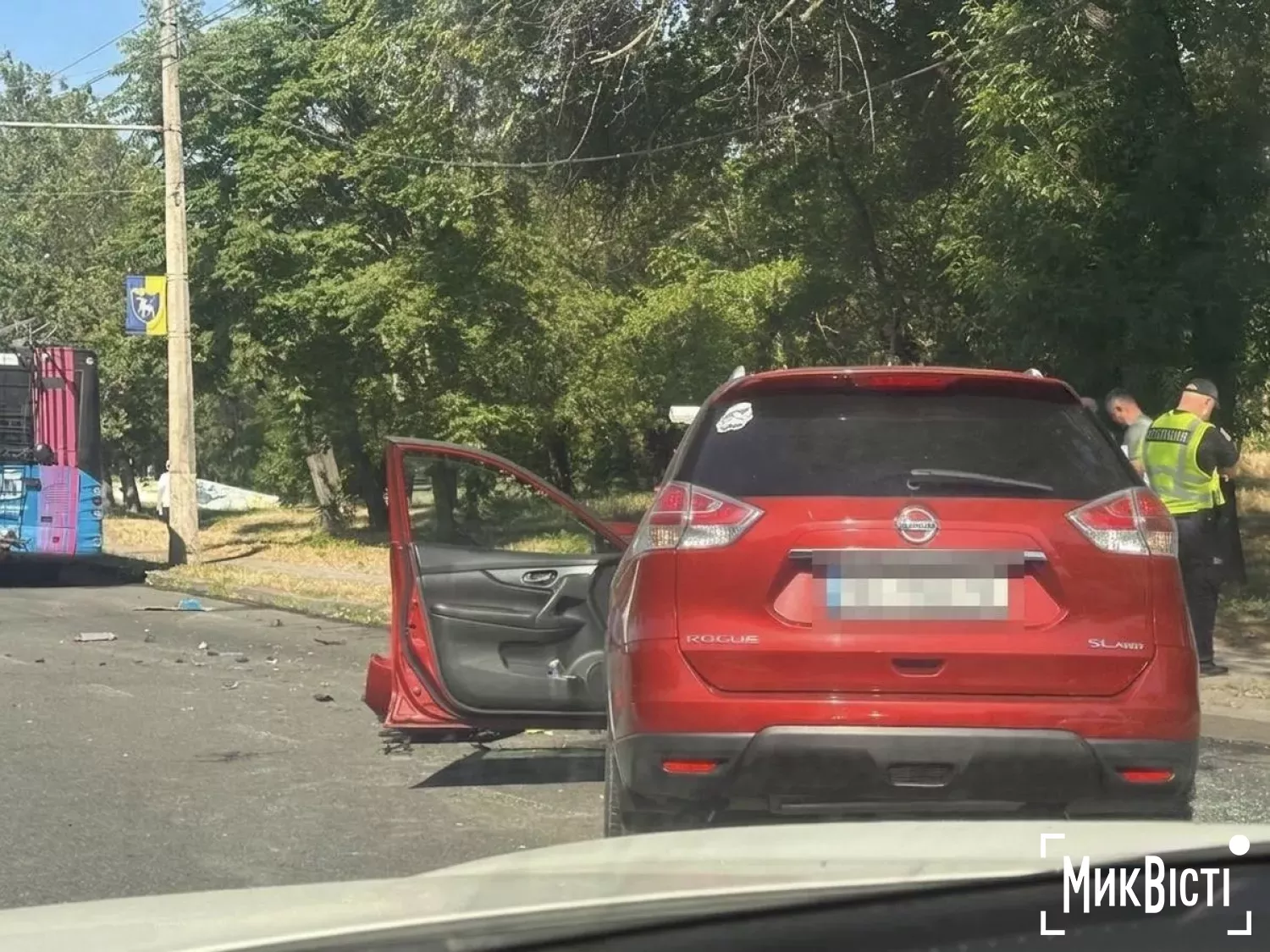 У Миколаєві на проспекті Героїв України зіткнулися позашляховик Nissan і тролейбус. Фото: МикВісті