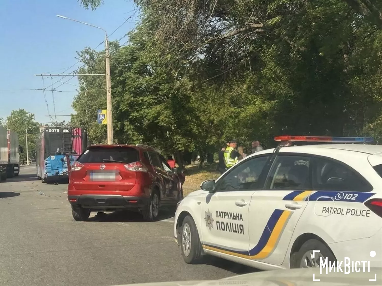 У Миколаєві на проспекті Героїв України зіткнулися позашляховик Nissan і тролейбус. Фото: МикВісті