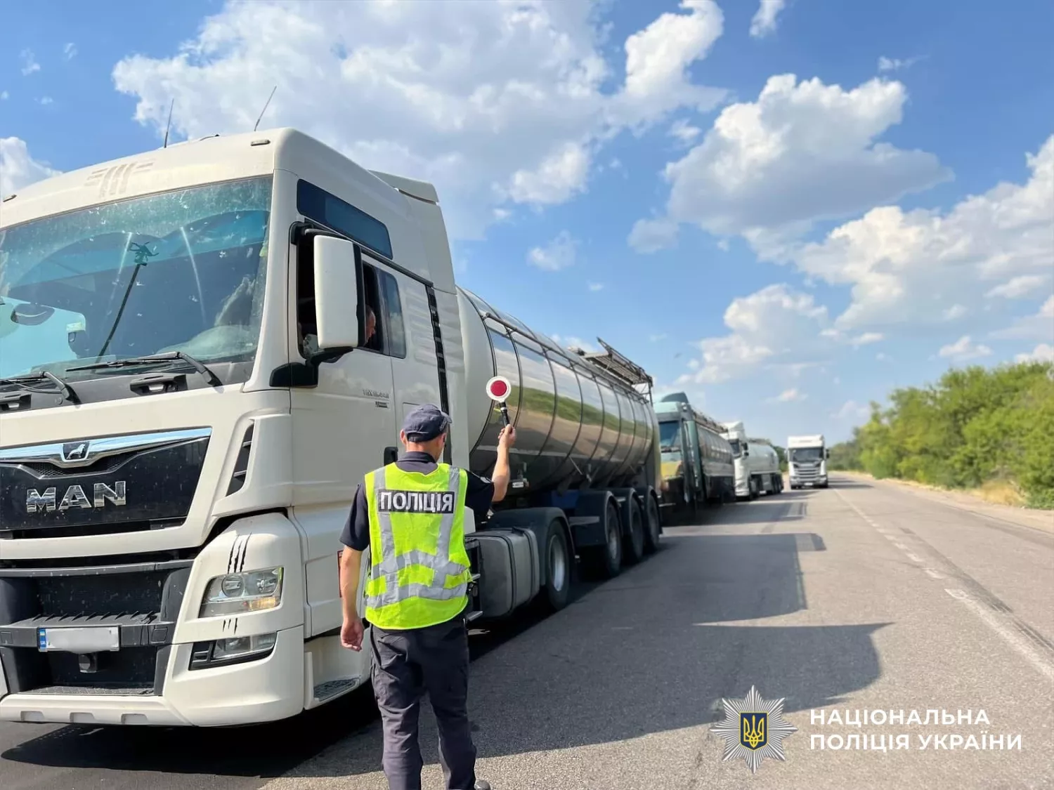Поліція відзвітувала про контроль за рухом вантажівок під час спеки. Фото: поліція