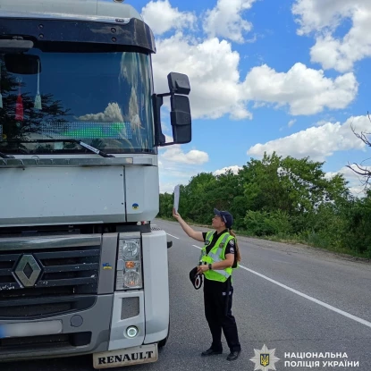Поліція відзвітувала про контроль за рухом вантажівок під час спеки. Фото: поліція