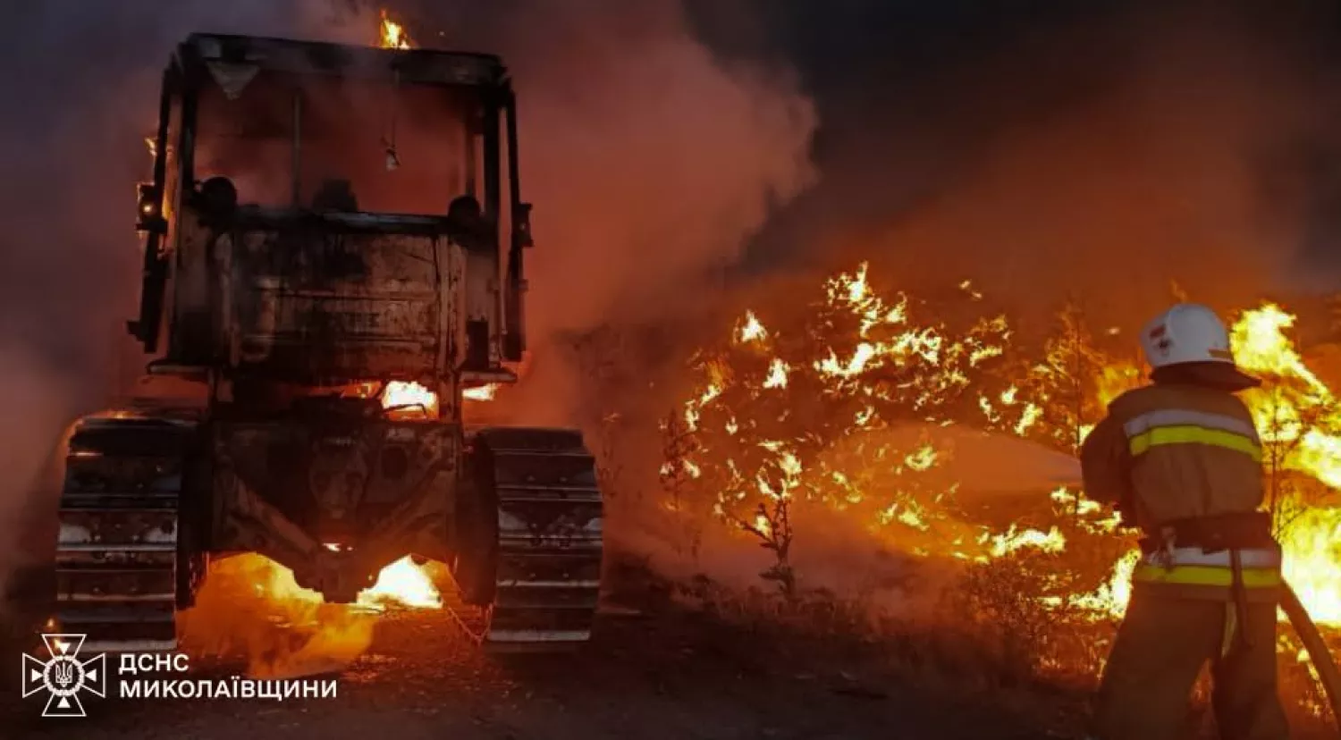 Вогнеборці ліквідовують пожежу. Фото: ДСНС Миколаївщини