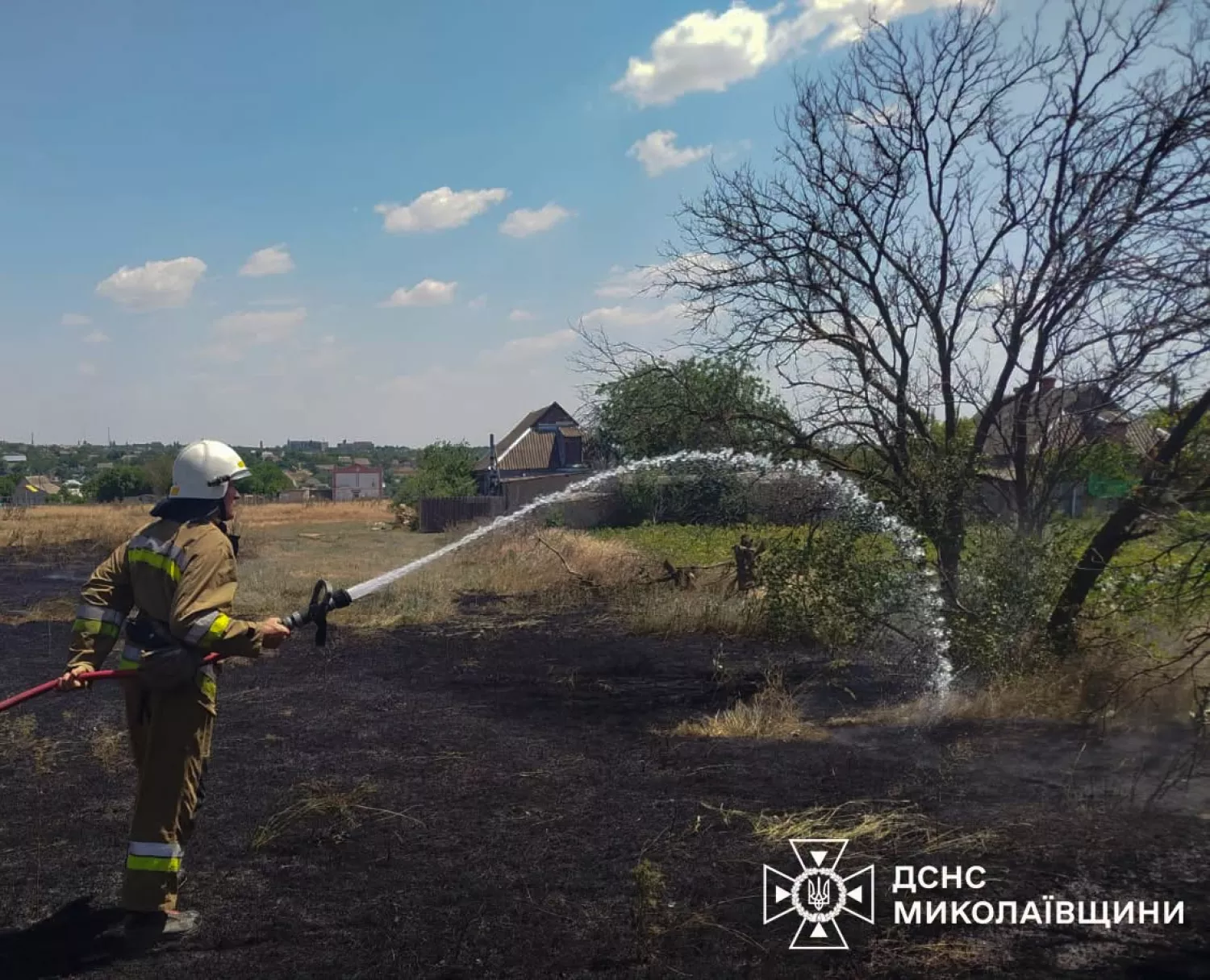 Вогнеборці ліквідовують пожежу. Фото: ДСНС Миколаївщини
