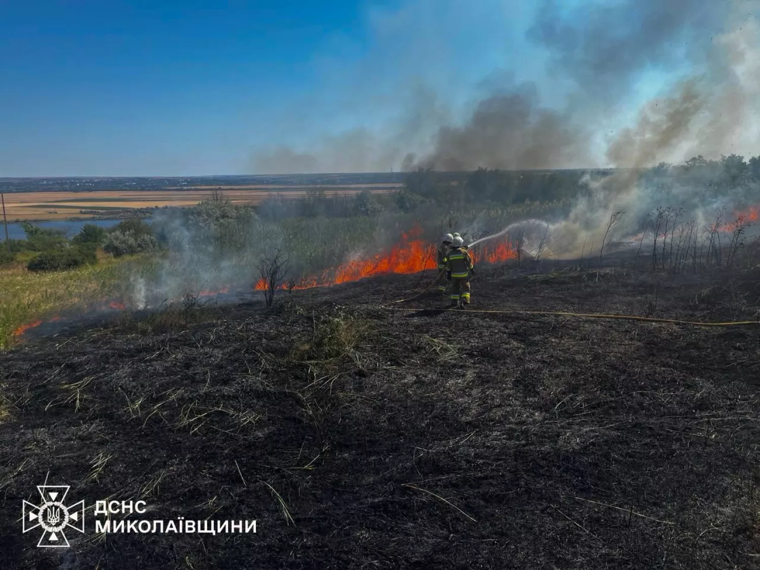 Вогнеборці ліквідовують пожежу. Фото: ДСНС Миколаївщини