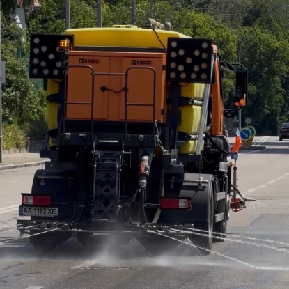 У Києві дорогиполивають водою. Фото: КМДА