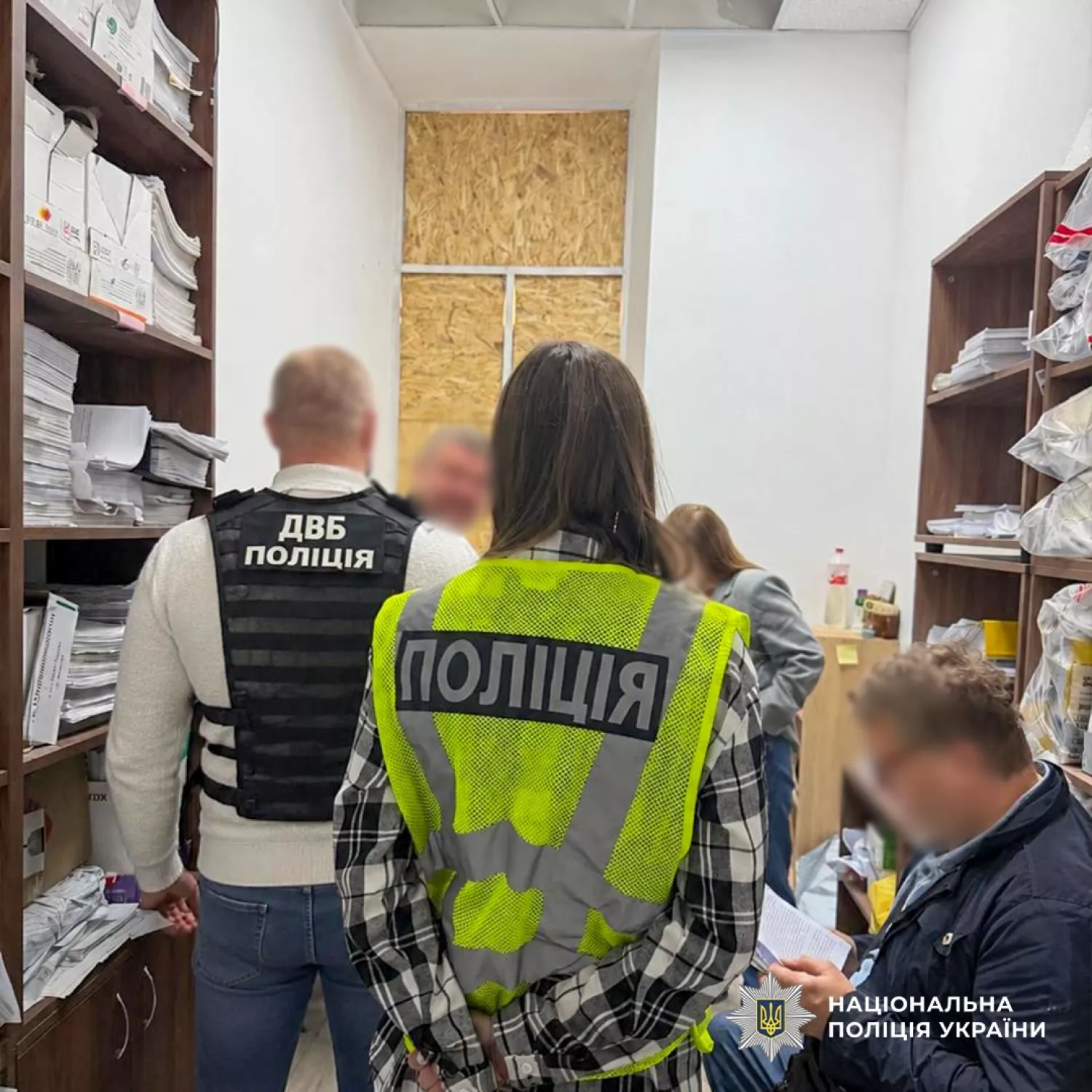 У Києві підприємець намагався продати ДСНС браковані монітори, фото поліції України