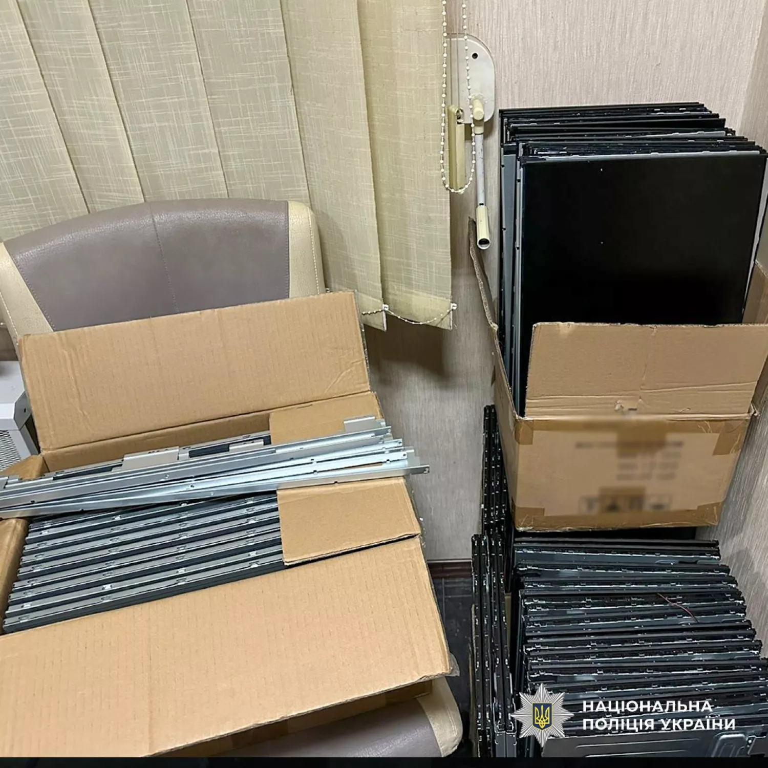 У Києві підприємець намагався продати ДСНС браковані монітори, фото поліції України