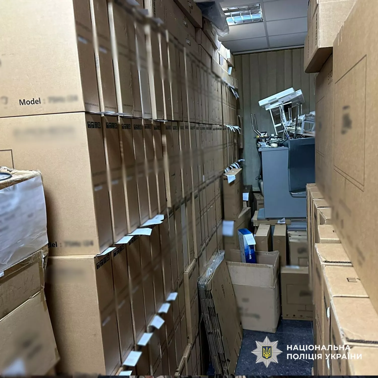 У Києві підприємець намагався продати ДСНС браковані монітори, фото поліції України