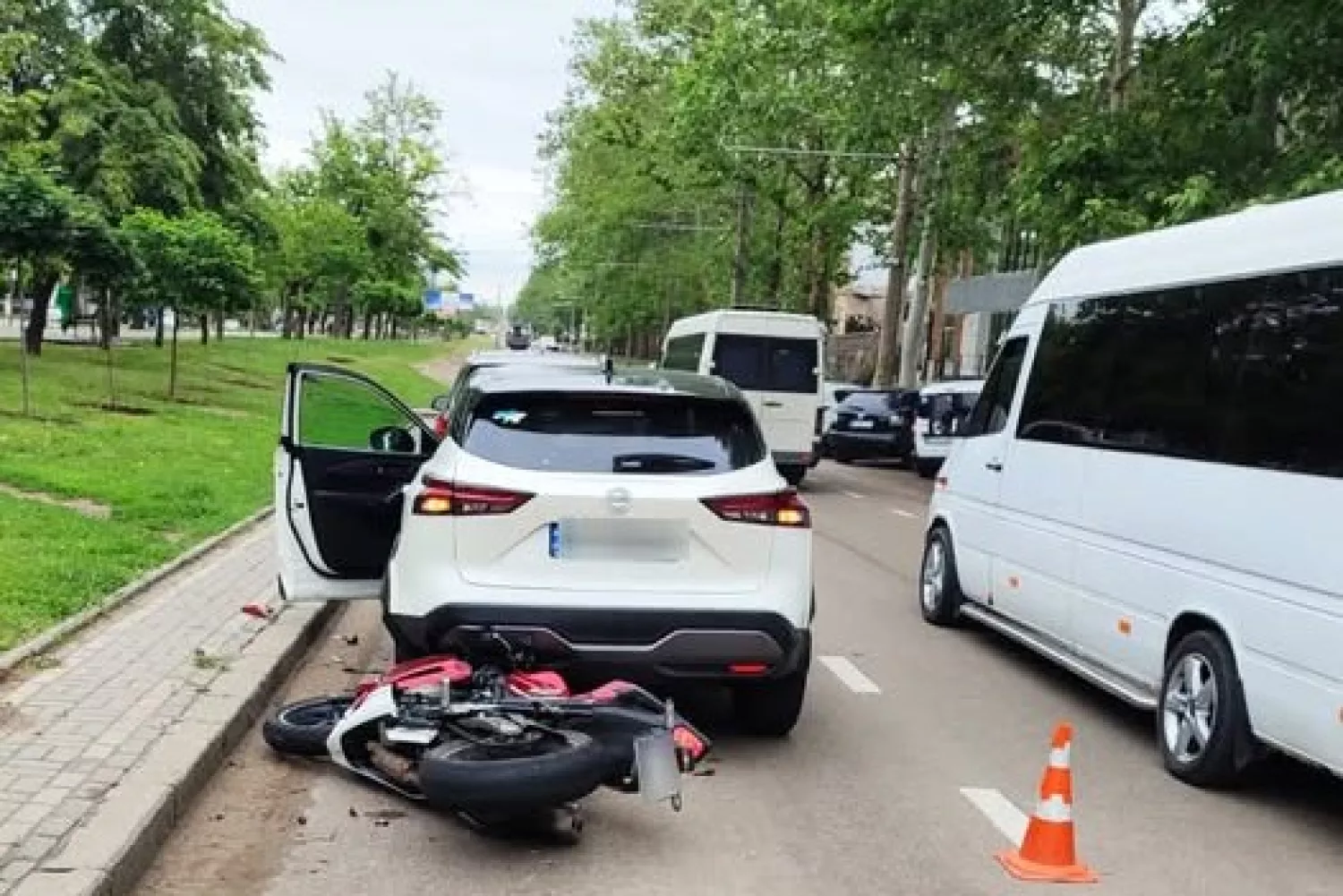 У центрі Миколаєва мотоцикліст потрапив до лікарні після ДТП з легковиком. Фото: поліція Миколаївської області