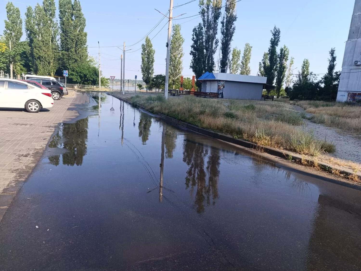 Каналізаційні стоки кілька тижнів витікають на вулиці Лазурній та потрапляють до річки. Фото: Павло Зоткін