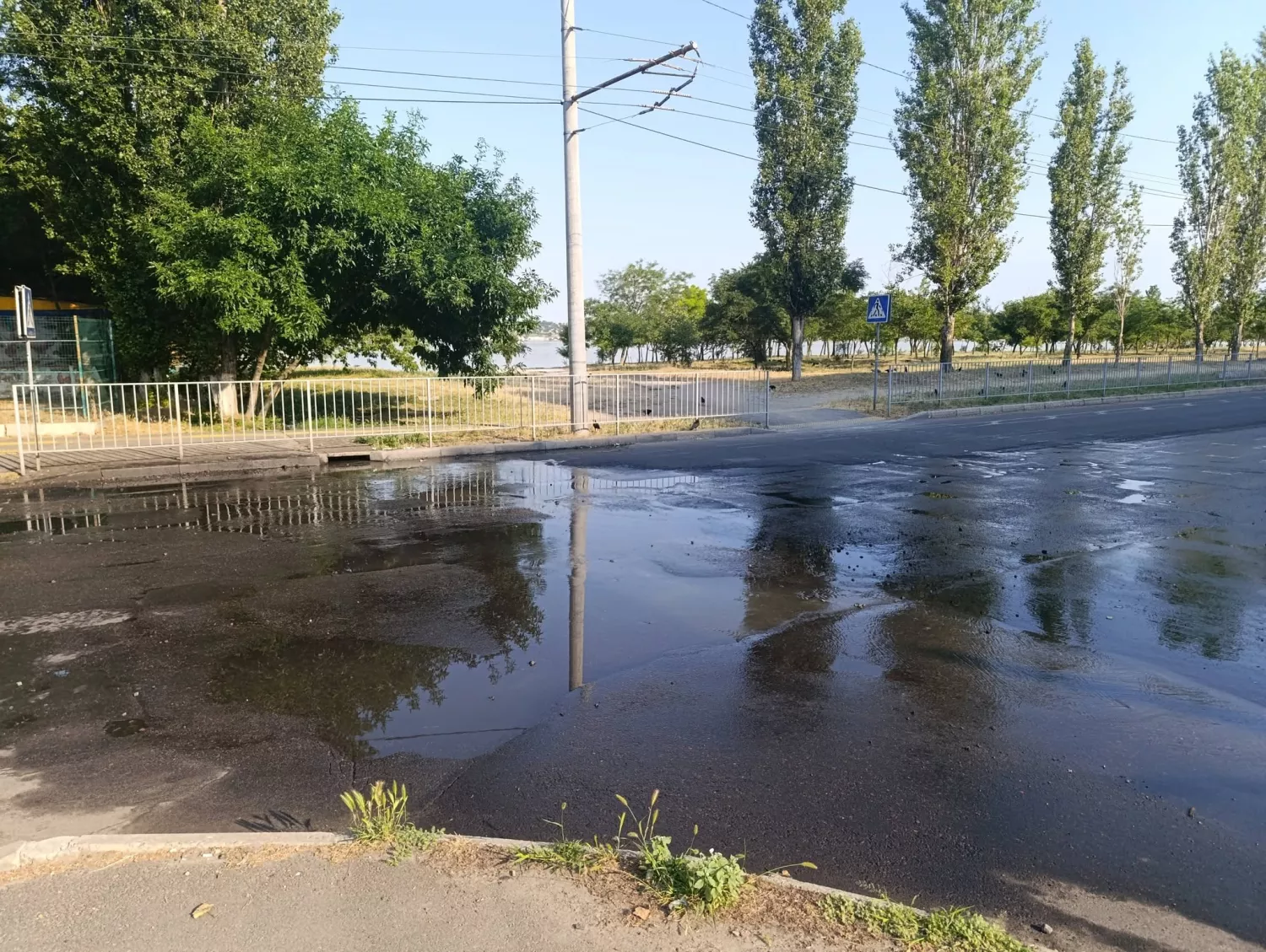 Каналізаційні стоки кілька тижнів витікають на вулиці Лазурній та потрапляють до річки. Фото: Павло Зоткін