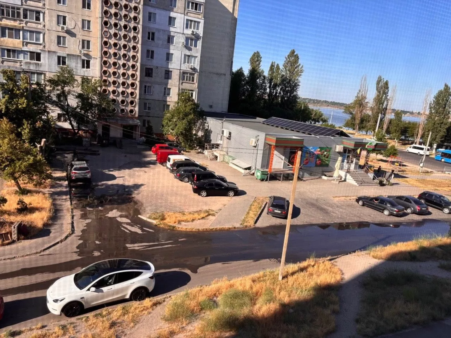 Каналізаційні стоки кілька тижнів витікають на вулиці Лазурній та потрапляють до річки. Фото: Ксенія Чехова
