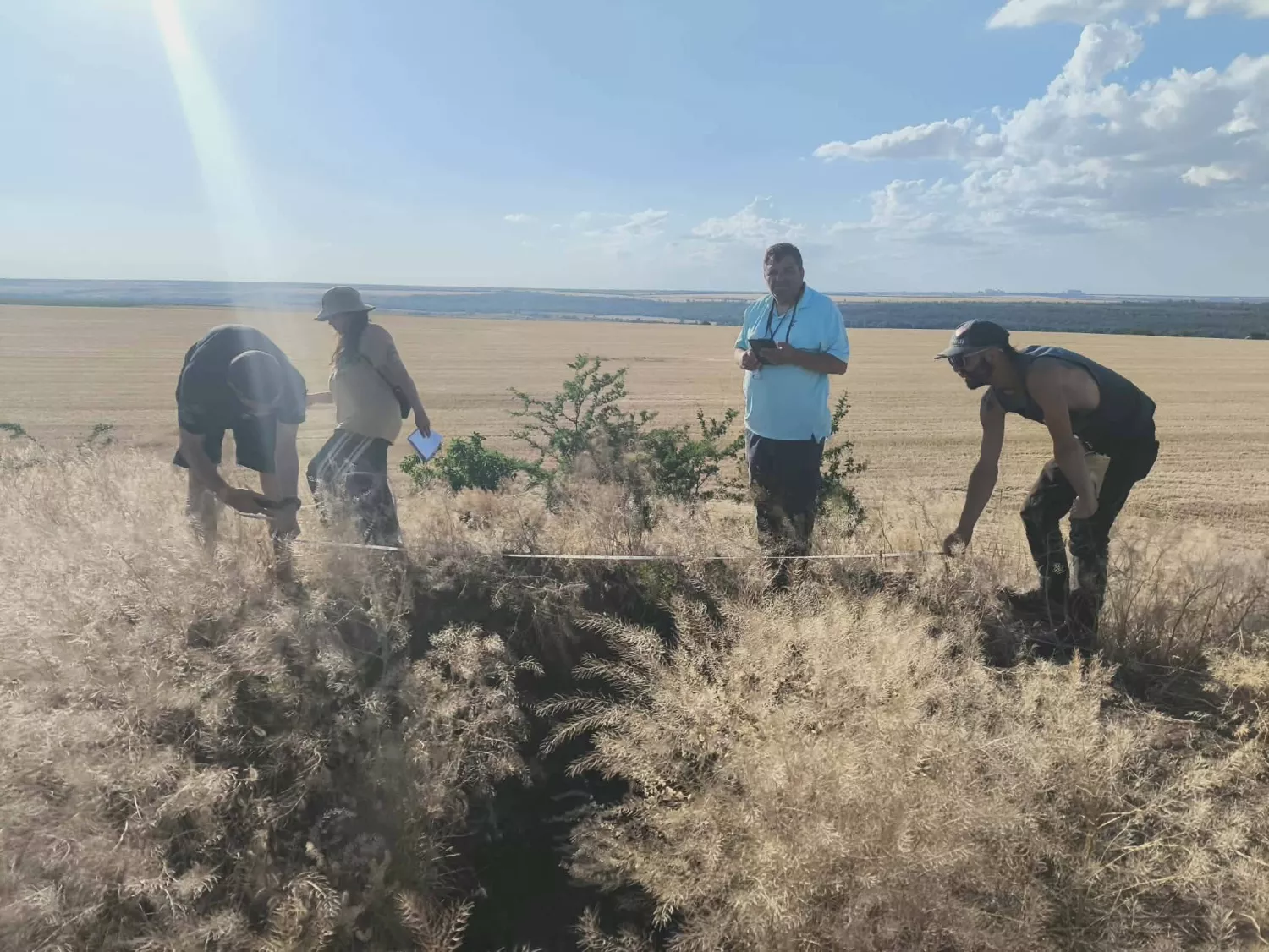 Науковці досліджують пошкоджені війною кургани на Херсонщині. Фото: Іван Мойсієнко