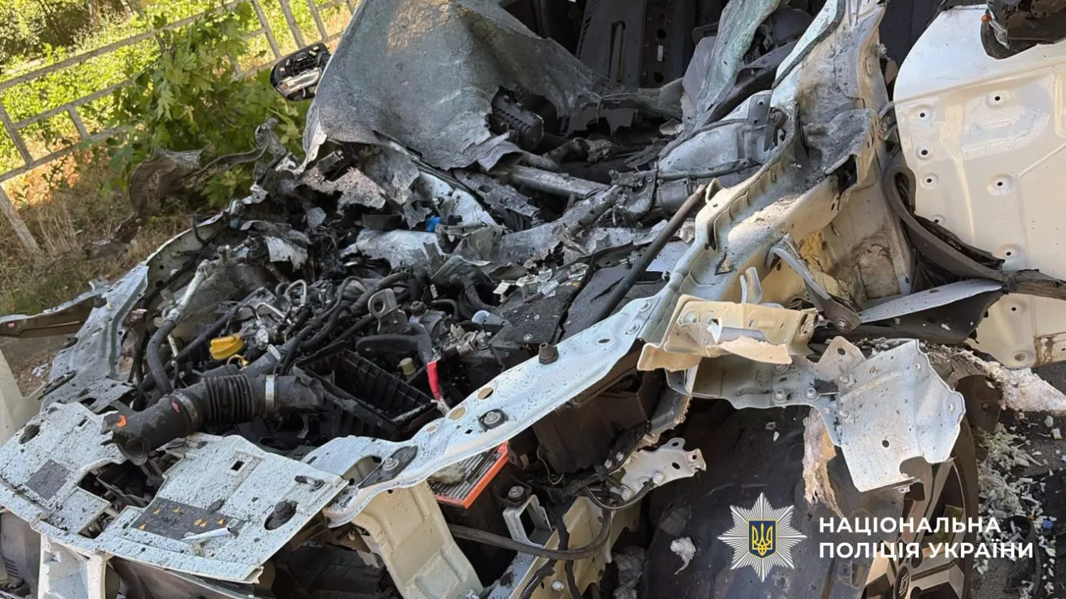 У Херсоні російський дрон вдарив по автомобілю рятувальників. Фото: Нацполіція