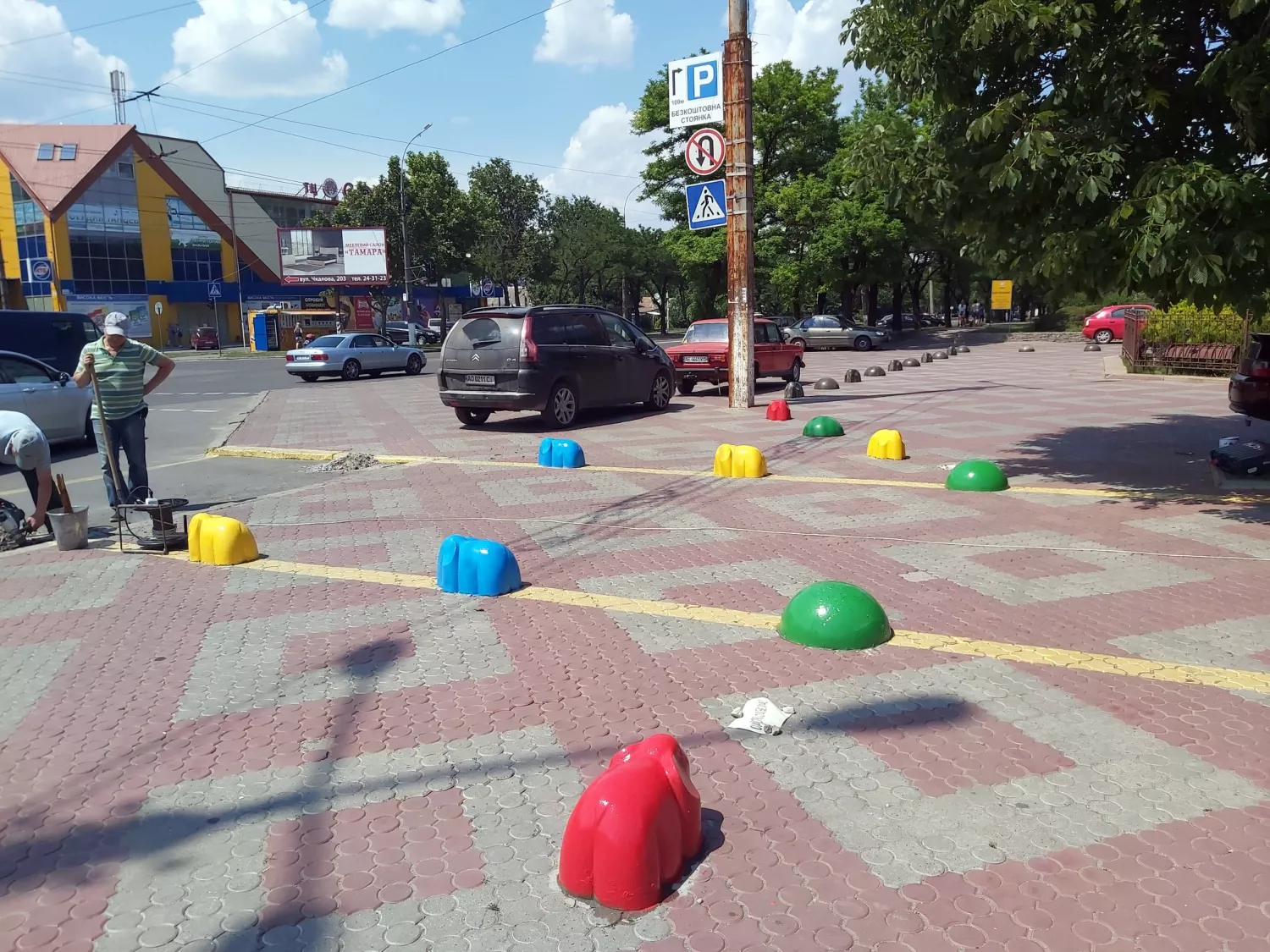 У 2020 році площу біля Миколаївського зоопарку огородили декоративними «слонами», щоб обмежити заїзд автомобілів і впорядкувати рух транспорту біля входу. Фото: Володимир Топчий