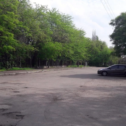 Безкоштовна парковка біля Миколаївського зоопарку, яку повернули з приватної власності у 2019 році. Фото: Володимир Топчий