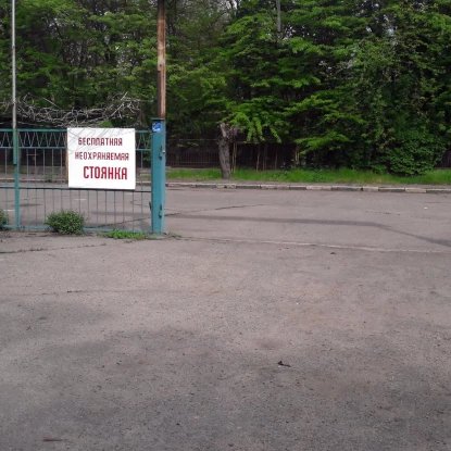 Безкоштовна парковка біля Миколаївського зоопарку, яку повернули з приватної власності у 2019 році. Фото: Володимир Топчий